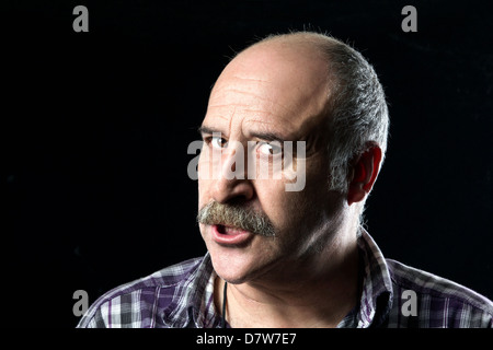 Sehr wütend glatzköpfiger Mann mit einem großen Schnurrbart Stockfoto