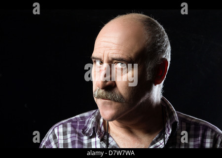 Verärgert glatzköpfiger Mann mit einem großen Schnurrbart Ausdruck Wut Stockfoto