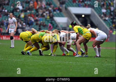 Australien und England Frauen Sevens teams über Lock in einem Scrum während der Frauen internationale Einladungsturnier (Teil der HSBC Sevens World Series Event). Stockfoto