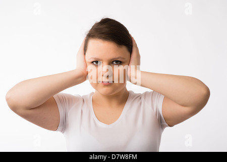 Hear No Evil: Junge Brünette kaukasischen Mädchens halten ihre Hände über ihre Ohren Stockfoto