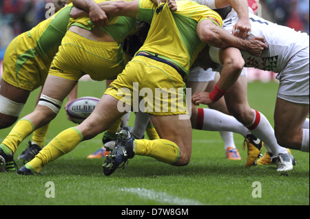 Australische und Englisch Spieler Sperren in einem Scrum und drücken gegeneinander wie der Befehl "engagieren" erhält. Australien gewann schließlich das Spiel mit einer Punktzahl von 14-7. Stockfoto