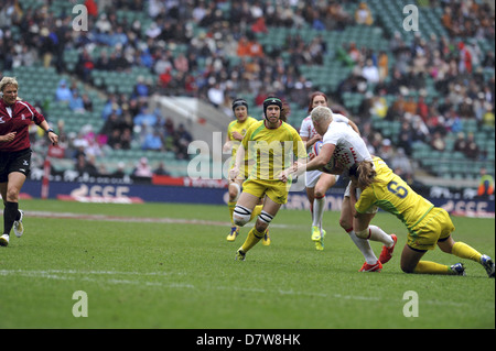 Heather Fisher (Rückseite Reihe, England) in Angriff genommen von Shannon Perry (Australien) während der Frauen internationale Einladungsturnier (Teil der HSBC Sevens World Series Event). Stockfoto