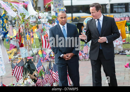 14. Mai 2013 - Boston, Massachusetts, USA - der britische Premierminister DAVID CAMERON, Recht, verbindet sich mit Massachusetts Gouverneur DEVAL PATRICK, links, und der Boston Marathon Bombardierung Gedenkstätte besucht. (Kredit-Bild: © Nicolaus Czarnecki/METRO-US/ZUMAPRESS.com) Stockfoto