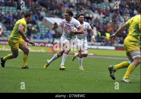 Mike Ellery (Forward, England) Abwehr ein Angriff von einem australischen Spieler, wie er mit dem Ball im Semi-Finale des Wettbewerbes HSBC Sevens World Series Rugby im Twickenham Stadium, London läuft. Australien gewann schließlich das Spiel mit einer Punktzahl von 14-7. Stockfoto