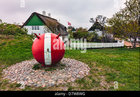 Traditionelle Häuser mit Kriegerdenkmal in Sonderho auf der dänischen Insel Fanø Stockfoto