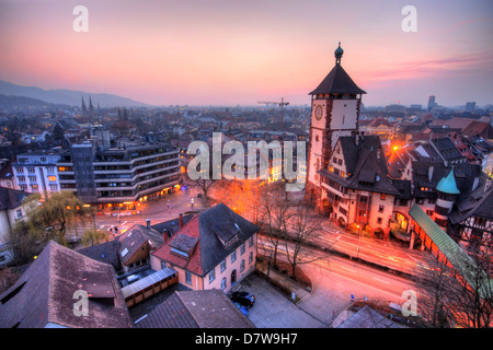 Blick auf Freiburg, einschließlich das Schwabentor in der Abenddämmerung Stockfoto