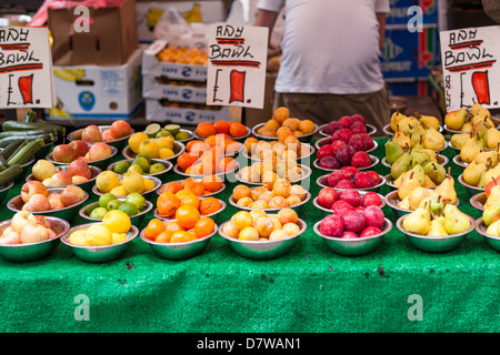 Schalen von Früchten auf dem Display für den Verkauf auf einem Marktstand, England. Stockfoto