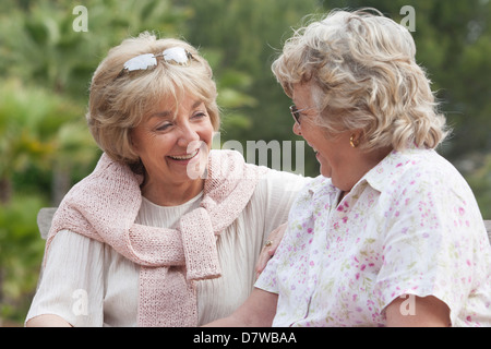 Ältere Frauen gemeinsam lachen Stockfoto