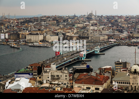 Istanbul, Türkei. Blick über das Goldene Horn zeigt die Galata-Brücke, vom Galata Turm Stockfoto