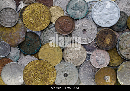 Sammlung von alten Münzen aus der ganzen Welt. Stockfoto