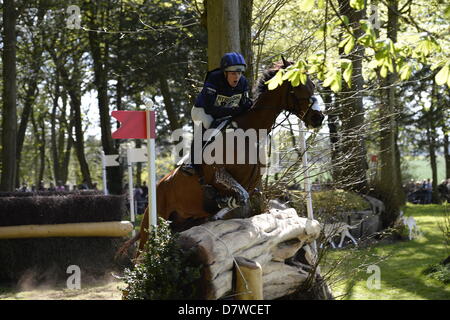 Eine geniale Erholung für Zara Phillips und hoher Königreich abgewinkelt Protokoll auf den Ausgang des Huntsmans enge Badminton 2013 Stockfoto