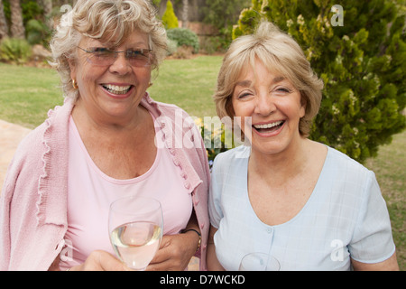 Zwei ältere Frauen mit einem Chat im Garten Stockfoto
