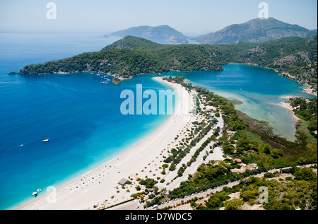 Luftaufnahme von Ölüdeniz, Fethiye, Türkei, blaues Meer, den Strand und die Berge Stockfoto