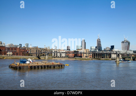 Bürogebäude von Fluss in London Stockfoto