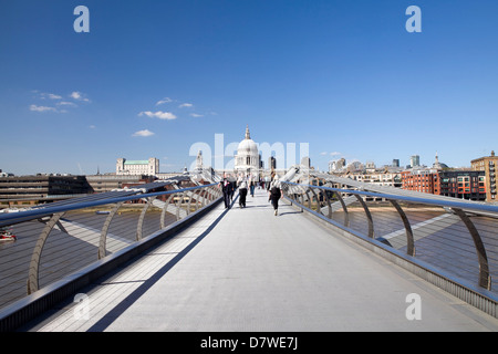 Millennium Bridge in London South Bank. Stockfoto