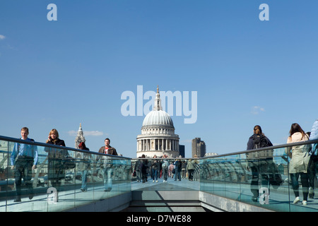 Millennium Bridge oder London Millennium Foot Bridge in London Stockfoto