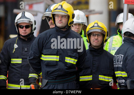 14. Mai 2013 London: die Londoner Feuerwehr "Bergung" Team mit dem Fahrzeug und Operator Services Agency (VOSA) gibt eine Demonstration auf wie Feuerwehrleute Passagiere durch Schneiden mit dedizierten Schneidausrüstung retten eine Stretch-Limousine in Londons Covent Garden Piazza. Markieren die Gefahren des illegalen Luxus oder Neuheit Autos mieten, dieses Fahrzeug letztes Jahr viele mechanische Defekte, wodurch es für diese innen mit begrenzten Fluchttüren unsicher ergriff. 358 Autos gestoppt im März 2012, 27 wurden beschlagnahmt und 232 gegebene Verbote. Foto von Richard Baker / Alamy Live News. Stockfoto