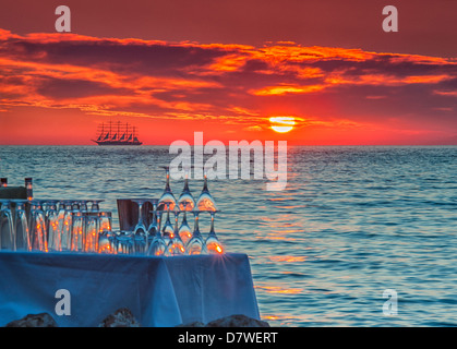 Abendrot mit einem Piratenschiff am fernen Horizont Stockfoto