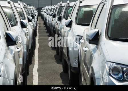 Parkplatz voll von neuen Pick-up-truck Stockfoto