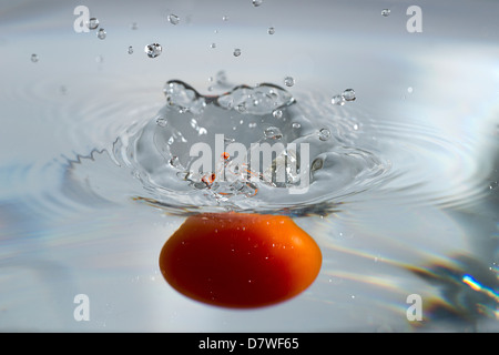 Bewegung einer fallenden Wasser-Tomate im Wasser Stockfoto