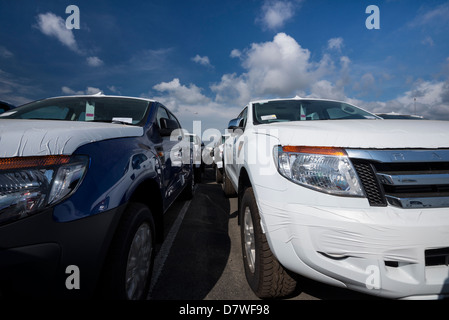 Parkplatz voll von neuen Pick-up-truck Stockfoto