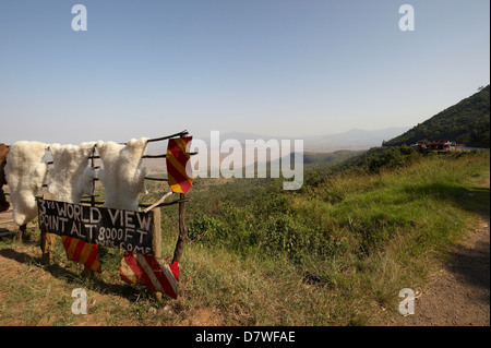 Schaffelle neben "Dritte Welt Aussichtspunkt" unterzeichnen, Mount Longonot Nationalpark, Nakuru, Kenia Stockfoto