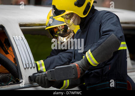 14. Mai 2013 London: die Londoner Feuerwehr "Bergung" Team mit dem Fahrzeug und Operator Services Agency (VOSA) gibt eine Demonstration auf wie Feuerwehrleute Passagiere durch Schneiden mit dedizierten Schneidausrüstung retten eine Stretch-Limousine in Londons Covent Garden Piazza. Markieren die Gefahren des illegalen Luxus oder Neuheit Autos mieten, dieses Fahrzeug letztes Jahr viele mechanische Defekte, wodurch es für diese innen mit begrenzten Fluchttüren unsicher ergriff. 358 Autos gestoppt im März 2012, 27 wurden beschlagnahmt und 232 gegebene Verbote. Foto von Richard Baker / Alamy Live News. Stockfoto