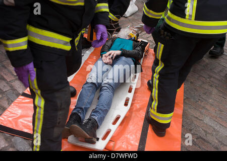 14. Mai 2013 London: die Londoner Feuerwehr "Bergung" Team mit dem Fahrzeug und Operator Services Agency (VOSA) gibt eine Demonstration auf wie Feuerwehrleute Passagiere durch Schneiden mit dedizierten Schneidausrüstung retten eine Stretch-Limousine in Londons Covent Garden Piazza. Markieren die Gefahren des illegalen Luxus oder Neuheit Autos mieten, dieses Fahrzeug letztes Jahr viele mechanische Defekte, wodurch es für diese innen mit begrenzten Fluchttüren unsicher ergriff. 358 Autos gestoppt im März 2012, 27 wurden beschlagnahmt und 232 gegebene Verbote. Foto von Richard Baker / Alamy Live News. Stockfoto