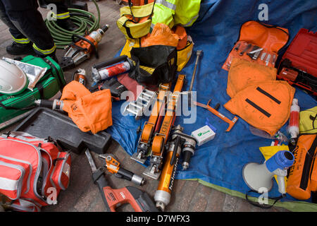 14. Mai 2013 London: die Londoner Feuerwehr "Bergung" Team mit dem Fahrzeug und Operator Services Agency (VOSA) gibt eine Demonstration auf wie Feuerwehrleute Passagiere durch Schneiden mit dedizierten Schneidausrüstung retten eine Stretch-Limousine in Londons Covent Garden Piazza. Markieren die Gefahren des illegalen Luxus oder Neuheit Autos mieten, dieses Fahrzeug letztes Jahr viele mechanische Defekte, wodurch es für diese innen mit begrenzten Fluchttüren unsicher ergriff. 358 Autos gestoppt im März 2012, 27 wurden beschlagnahmt und 232 gegebene Verbote. Foto von Richard Baker / Alamy Live News. Stockfoto