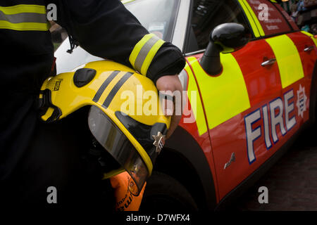 14. Mai 2013 London: die Londoner Feuerwehr "Bergung" Team mit dem Fahrzeug und Operator Services Agency (VOSA) gibt eine Demonstration auf wie Feuerwehrleute Passagiere durch Schneiden mit dedizierten Schneidausrüstung retten eine Stretch-Limousine in Londons Covent Garden Piazza. Markieren die Gefahren des illegalen Luxus oder Neuheit Autos mieten, dieses Fahrzeug letztes Jahr viele mechanische Defekte, wodurch es für diese innen mit begrenzten Fluchttüren unsicher ergriff. 358 Autos gestoppt im März 2012, 27 wurden beschlagnahmt und 232 gegebene Verbote. Foto von Richard Baker / Alamy Live News. Stockfoto