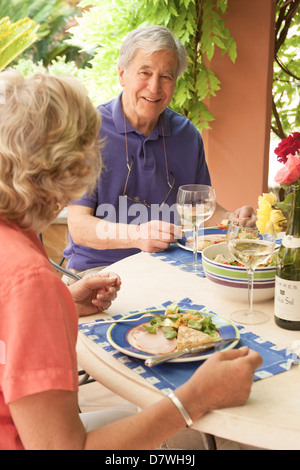Älteres Ehepaar beim Mittagessen im freien Stockfoto
