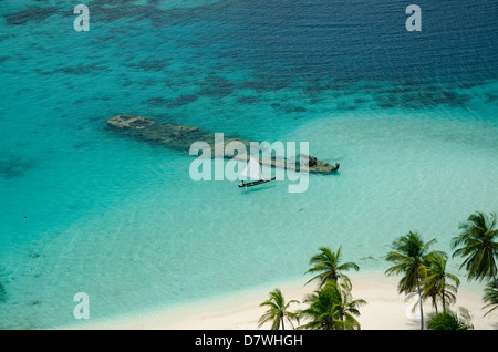 Luftaufnahme von alten Wrack und Palme in einem tropischen Strand Stockfoto