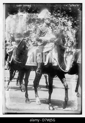 Dieses historische Bild aus der Library of Congress stellt König George dar und zeigt einen Moment der königlichen militärischen Zeremonie oder Parade. Das Foto fängt einen bedeutenden Moment in der britischen königlichen Geschichte ein, wobei König George in seiner Militärkleidung präsentiert wurde, wahrscheinlich während eines Ereignisses, das die Beteiligung der Monarchie in Staatsangelegenheiten hervorhebt. Stockfoto