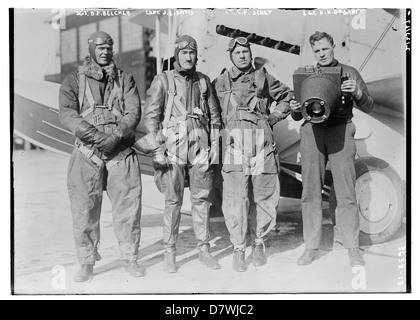 Sgt. B.F Belcher, Capt j.e. Davis, Lt. C.F Schilt, Sgt. H.H. Dogant (LOC) Stockfoto