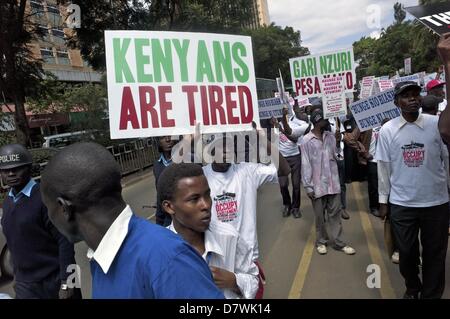 Nairobi, Kenia. 14. Mai 2013. Demonstranten marschieren von Nairobis Freiheit Ecke zum Bundeshaus gegen Mitglieder des Parlaments, um höhere Löhne zu protestieren. RIC Francis/ZUMAPRESS.com/Alamy Live-Nachrichten) (Bild Kredit: Kredit: Ric Francis/ZUMAPRESS.com/Alamy Live-Nachrichten) Stockfoto