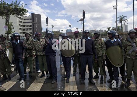 Nairobi, Kenia. 14. Mai 2013. Kenianische Polizei vorbereiten zu Tränengas auf Demonstranten zu schießen. Die Demonstranten erschienen ca. 20 Ferkel und ein Schwein und verschüttete Blut von Tieren, vor den Toren des Parlaments. Dies geschah zum ausdrücklichen Zorn an neu gewählte Mitglieder des Parlaments (MPs) fordern höhere Löhne. Die Demonstration in Rechnung gestellt als '' besetzen Parlament '' wurde von zivilgesellschaftlichen Gruppen organisiert und MPs als gierig zu porträtieren soll. (Bild Kredit: Kredit: Ric Francis/ZUMAPRESS.com/Alamy Live-Nachrichten) Stockfoto