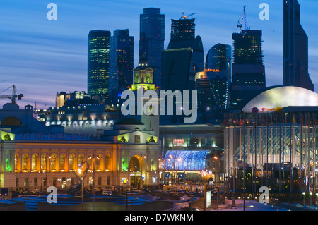 Nahe Moskau. Kiewer Bahnhof und internationalen Business-Center von der Moskwa-Ufer aus gesehen. Moskau, Russland Stockfoto