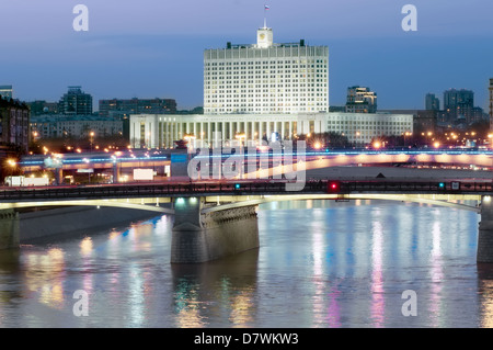 White House und Moskwa-Ufer in der Nacht, Russland Stockfoto