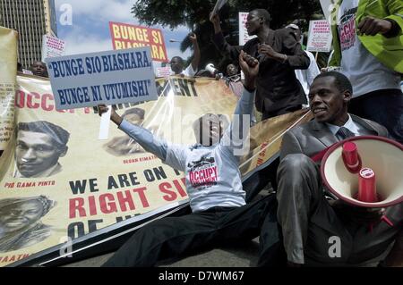 Nairobi, Kenia. 14. Mai 2013. Demonstranten marschieren von Nairobis Freiheit Ecke zum Bundeshaus gegen Mitglieder des Parlaments, um höhere Löhne zu protestieren. RIC Francis/ZUMAPRESS.com/Alamy Live-Nachrichten) (Bild Kredit: Kredit: Ric Francis/ZUMAPRESS.com/Alamy Live-Nachrichten) Stockfoto