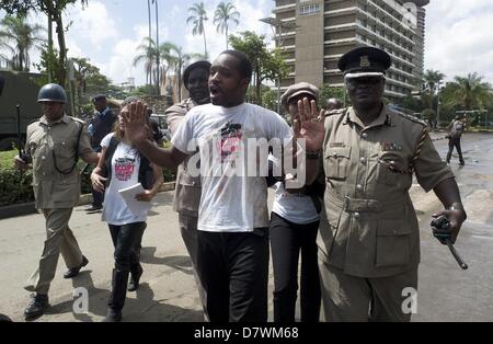 Nairobi, Kenia. 14. Mai 2013. Aktivist Boniface Mwangi (Mitte), war einer der Organisatoren des Protestes '' besetzen Parlament '', zusammen mit anderen werden verhaftet. '' Wir vergossen haben das Blut von Schweinen zu zeigen, dass die Abgeordneten gierig wie die Schweine,'' sagte Mwangi. (Bild Kredit: Kredit: Ric Francis/ZUMAPRESS.com/Alamy Live-Nachrichten) Stockfoto