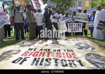 Nairobi, Kenia. 14. Mai 2013. Demonstranten vorzubereiten, von Nairobis Freiheit Ecke zum Bundeshaus Protest gegen Mitglieder des Parlaments zu marschieren um höhere Löhne. RIC Francis/ZUMAPRESS.com/Alamy Live-Nachrichten) (Bild Kredit: Kredit: Ric Francis/ZUMAPRESS.com/Alamy Live-Nachrichten) Stockfoto