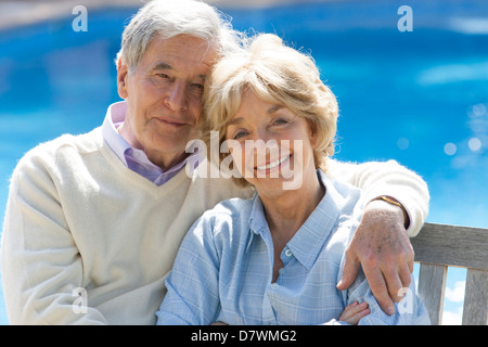 Älteres Ehepaar sitzt ihr pool Stockfoto