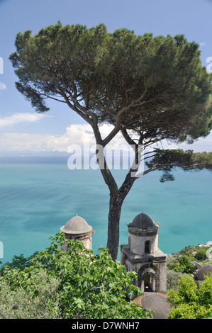 Blick aus den Gärten der Villa Rufolo in Ravello, Italien, über den Golfo di Salerno. Stockfoto