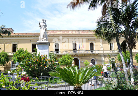 Statue von Sant' Antonino Abbate, in der Piazza Sant' Antonino in Sorrento, Italien. Stockfoto