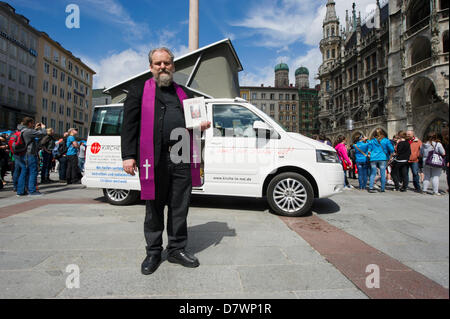 Vater Josef Hupka steht mit einer Bibel vor seiner mobilen Beichtstuhl am Marienplatz in München, 14. Mai 2013. Der VW-Bus tourt Deutschland seit 2004 als Teil der katholischen Kirche Organisation Hilfe, Hilfe für die Kirche in Not, Menschen einen Platz für Trost und Vergebung anbieten. Es hat den Apostalic Segen vom Papst erhalten. Foto: INGA KJER Stockfoto