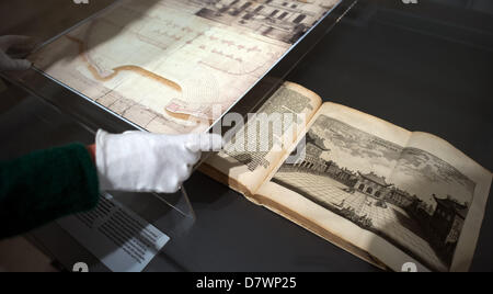 Anja Schwitzgebel, wissenschaftlicher Mitarbeiter am Institut für Romanistik, technische Universität Dresden, Gruben eine multi-Colored Wash Zeichnung Pillnitz Palace von Poeppelmann neben einem Buch über die Ost-Indien-Gesellschaft von Joan Nieuhof (1618 - ca. 1672) in einem Glas Fall in der Ausstellung "Poeppelmann 3d" in die Sächsische Landesbibliothek in Dresden, Deutschland, 14. Mai 2013. Die Ausstellung über das Gericht Architekt Poeppelmann (1662-1736) läuft vom 17. Mai bis zum 1. September 2013. Foto: ARNO BURGI Stockfoto