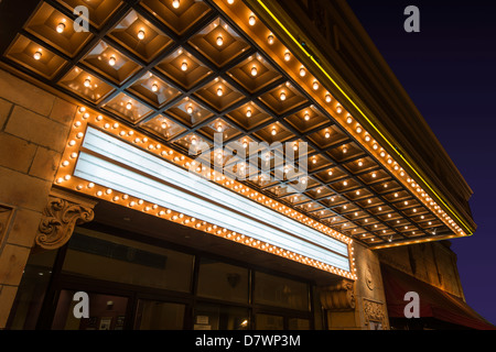 Leere Festzelt am alten Kino in der Nacht Stockfoto