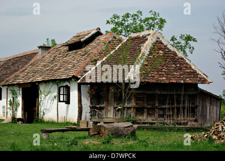 Serbische traditionelle Bauernhaus im sonnigen Sommertag. Stockfoto