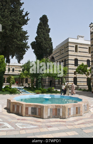 Damaskus, Syrien. Azem Palast, einer alten osmanischen Residence, jetzt das Museum der Volkskunst und Tradition. Islamischer Architektur. Brunnen im Garten. Stockfoto