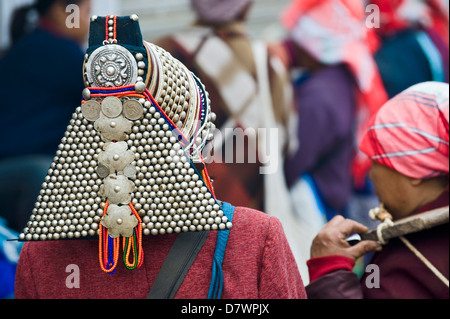 Akha Frau am Xiding Wochenmarkt, in den Hügeln westlich von Menghai, Xishuangbanna, Yunnan, China. Stockfoto